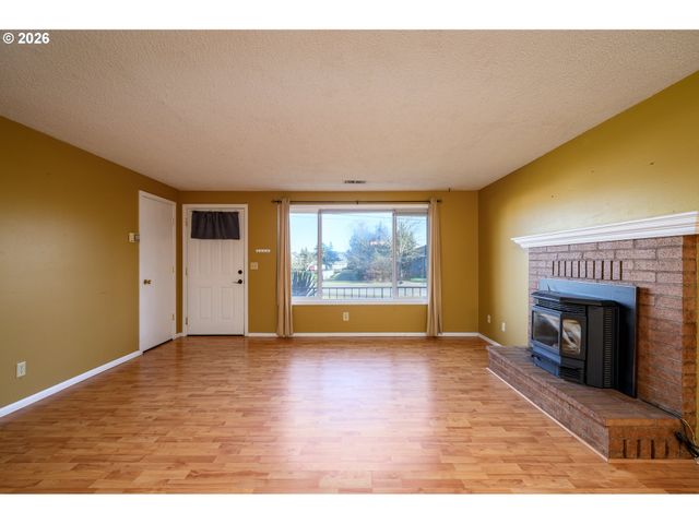 217 S 3RD St, Carlton, OR 97111