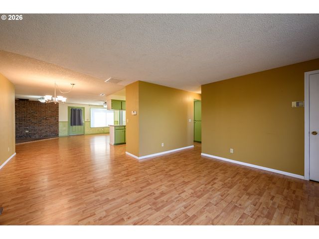 217 S 3RD St, Carlton, OR 97111