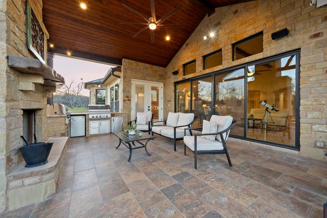 115 Oak Meadow TRL, Spicewood, TX 78669