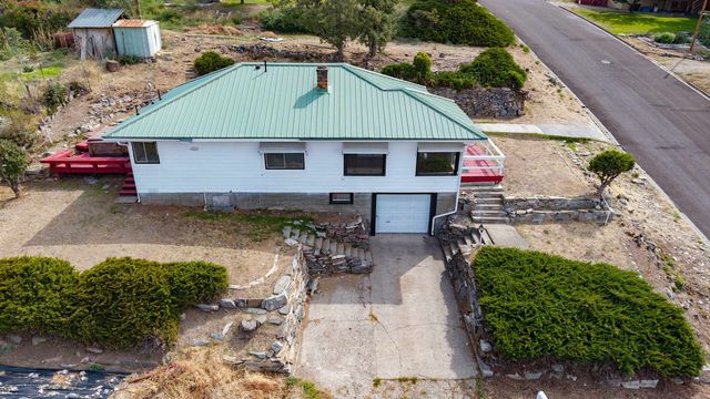 121 SW State St, Tonasket, WA 98855 property photo