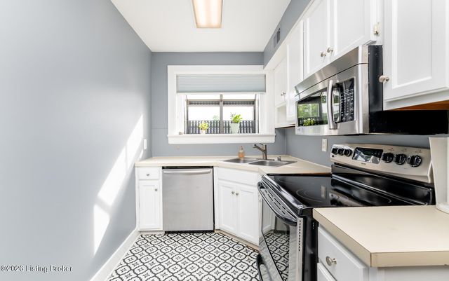 2082 Douglass Blvd APT 17, Louisville, KY 40205