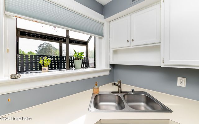 2082 Douglass Blvd APT 17, Louisville, KY 40205