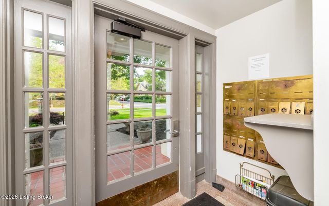 2082 Douglass Blvd APT 17, Louisville, KY 40205