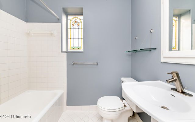 2082 Douglass Blvd APT 17, Louisville, KY 40205