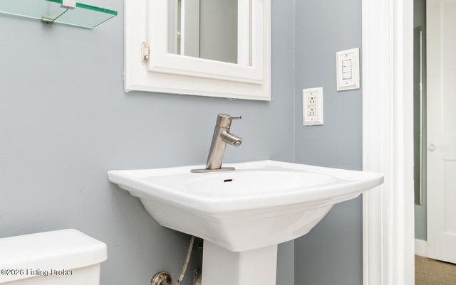 2082 Douglass Blvd APT 17, Louisville, KY 40205