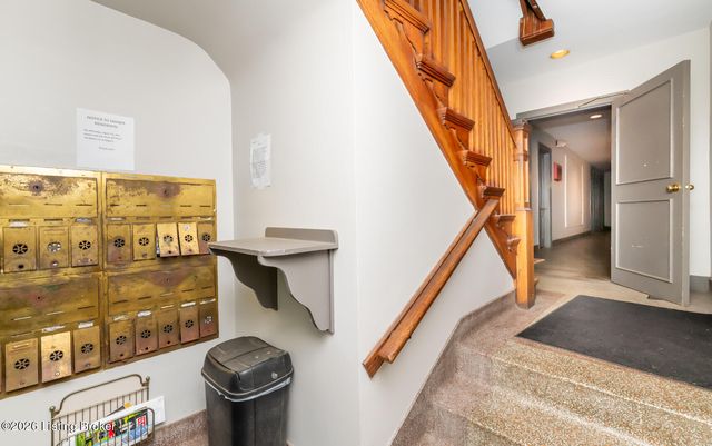 2082 Douglass Blvd APT 17, Louisville, KY 40205