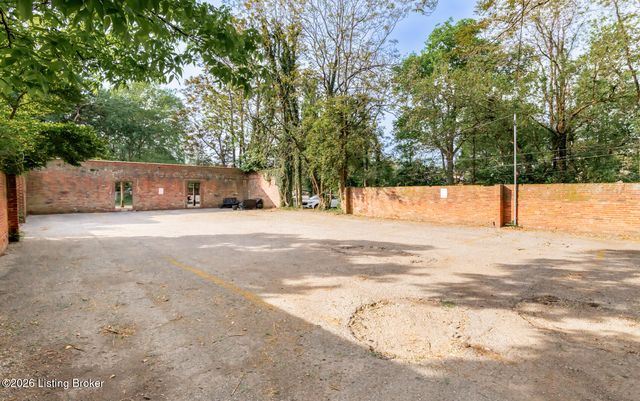 2082 Douglass Blvd APT 17, Louisville, KY 40205