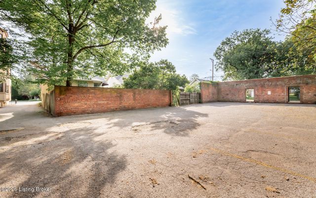 2082 Douglass Blvd APT 17, Louisville, KY 40205