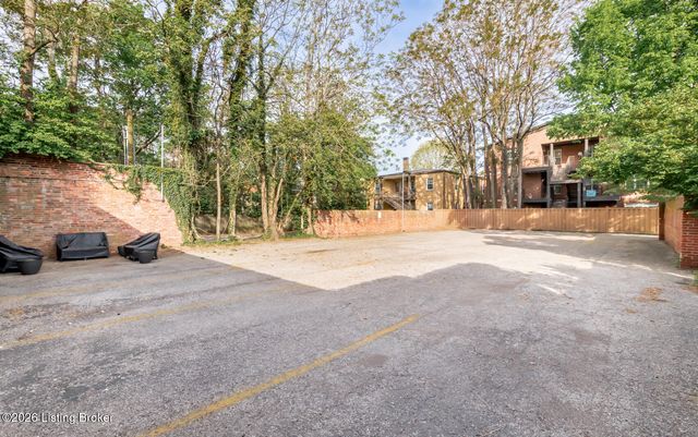 2082 Douglass Blvd APT 17, Louisville, KY 40205