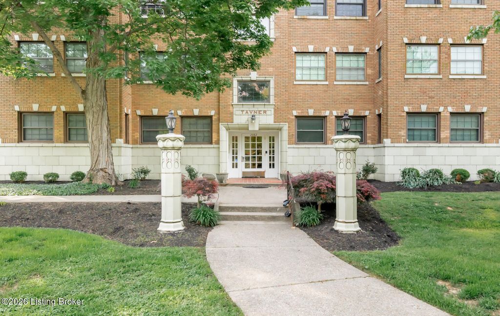 2082 Douglass Blvd APT 17, Louisville, KY 40205