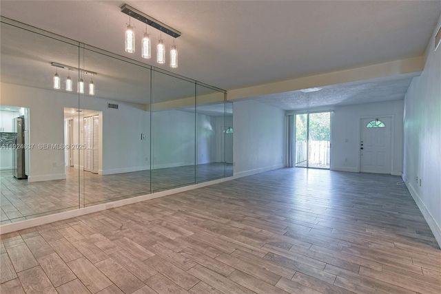 1655 NE 115th St 7B, Miami, FL 33181