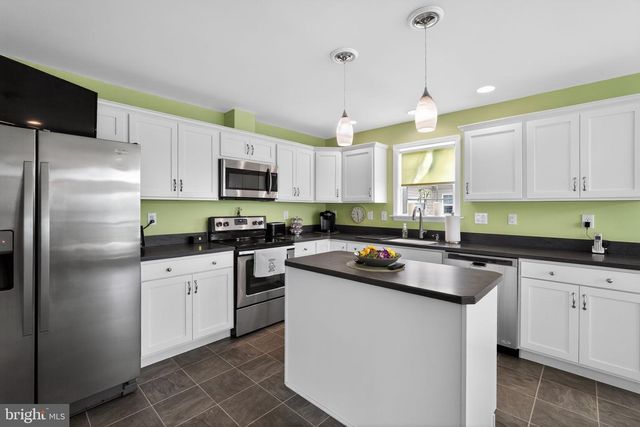 411 HONEYSUCKLE LN, Blue Bell, PA 19422