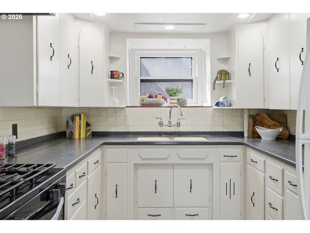 1314 DALTON Dr, Eugene, OR 97404