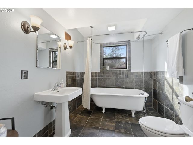 1314 DALTON Dr, Eugene, OR 97404