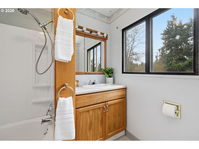 1314 DALTON Dr, Eugene, OR 97404