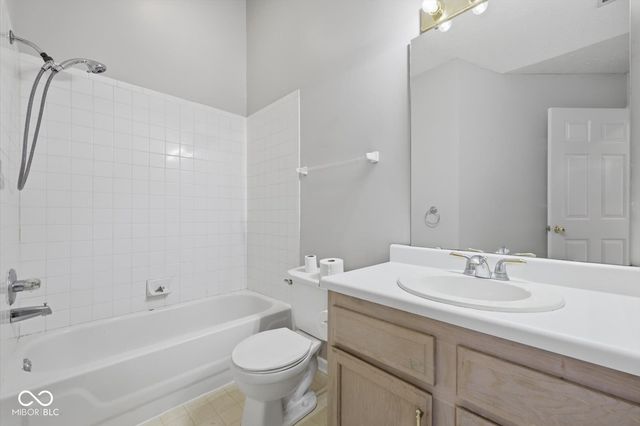 2392 Steeple Chase, Shelbyville, IN 46176