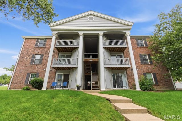 7600 Triwoods Drive E, Shrewsbury, MO 63119