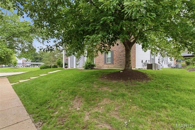 7600 Triwoods Drive E, Shrewsbury, MO 63119