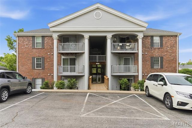 7600 Triwoods Drive E, Shrewsbury, MO 63119