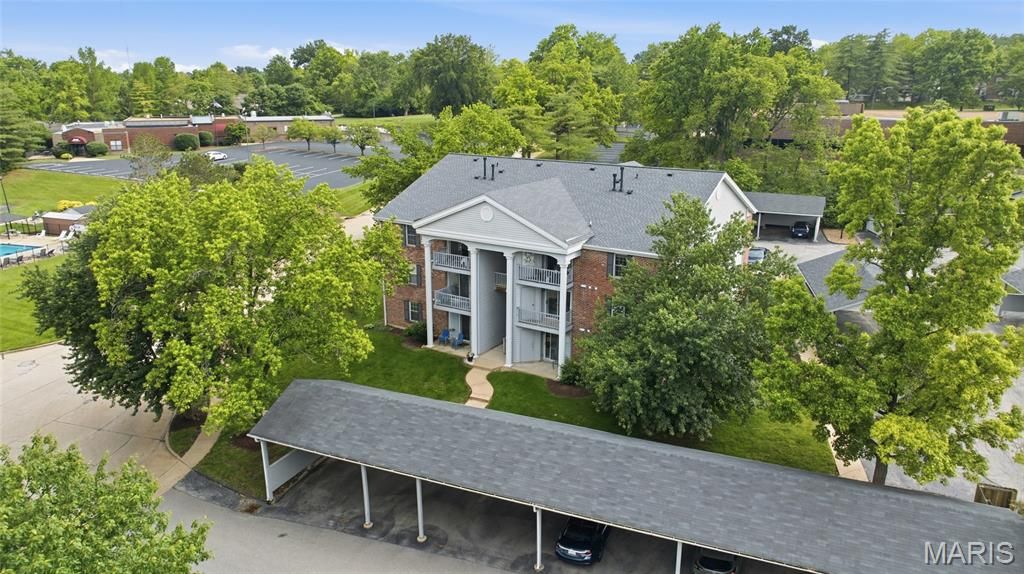 7600 Triwoods Drive E, Shrewsbury, MO 63119