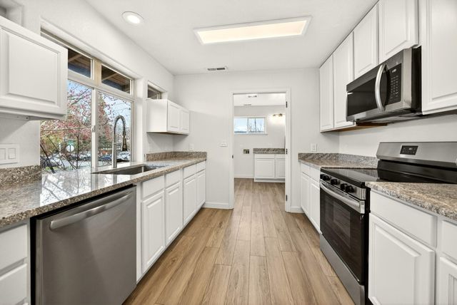 24 Dewey Street, Ashland, OR 97520