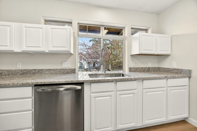 24 Dewey Street, Ashland, OR 97520