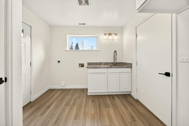 24 Dewey Street, Ashland, OR 97520