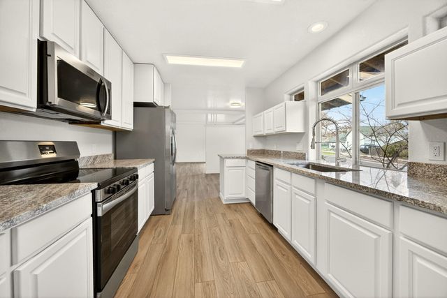 24 Dewey Street, Ashland, OR 97520