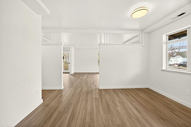 24 Dewey Street, Ashland, OR 97520