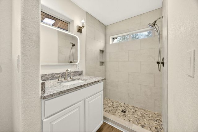 24 Dewey Street, Ashland, OR 97520