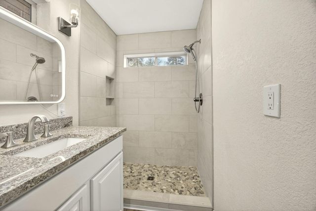 24 Dewey Street, Ashland, OR 97520