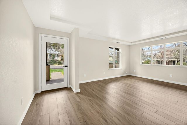 24 Dewey Street, Ashland, OR 97520