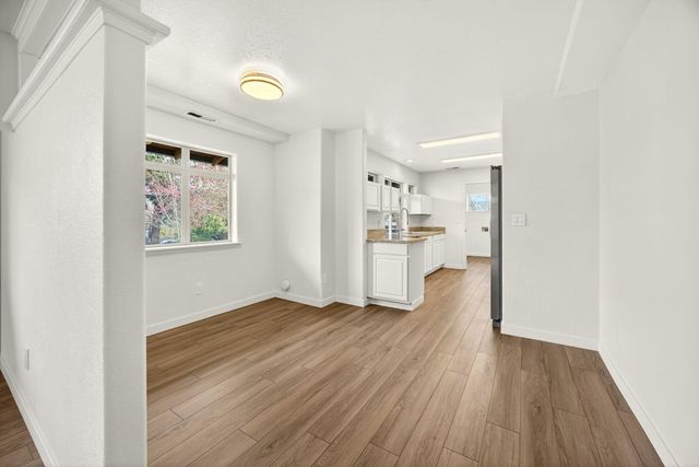 24 Dewey Street, Ashland, OR 97520