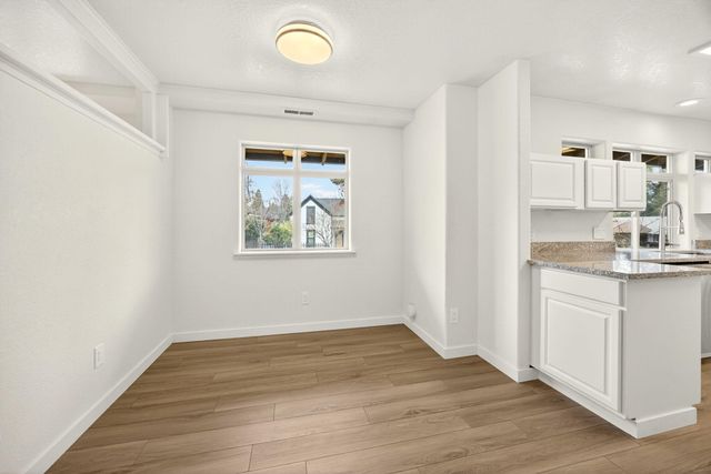 24 Dewey Street, Ashland, OR 97520