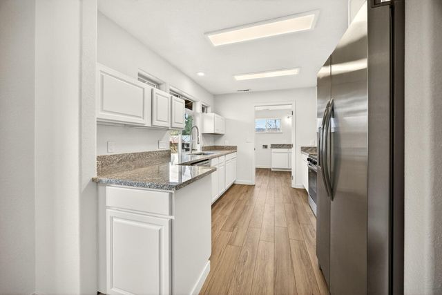 24 Dewey Street, Ashland, OR 97520