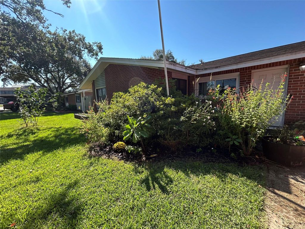 2431 Bayou Dr Drive, League City, TX 77573