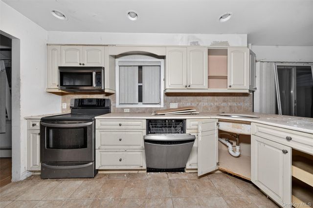 19 Angevine Avenue, Hempstead, NY 11550