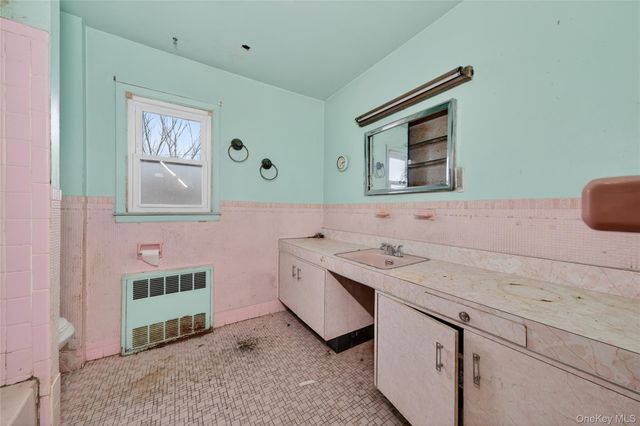 19 Angevine Avenue, Hempstead, NY 11550