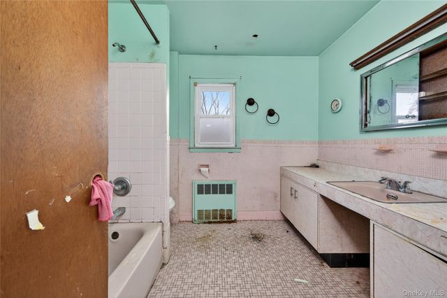 19 Angevine Avenue, Hempstead, NY 11550