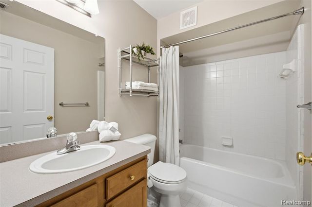 20656 Dunham Rd Road 18, Clinton Township, MI 48038