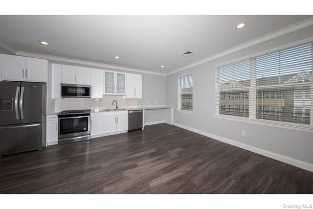 40 Elizabeth Street N302, Farmingdale, NY 11735