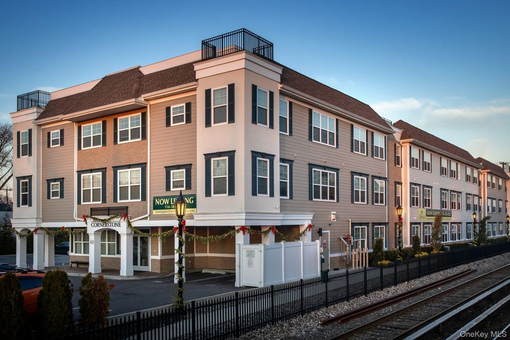 40 Elizabeth Street N302, Farmingdale, NY 11735