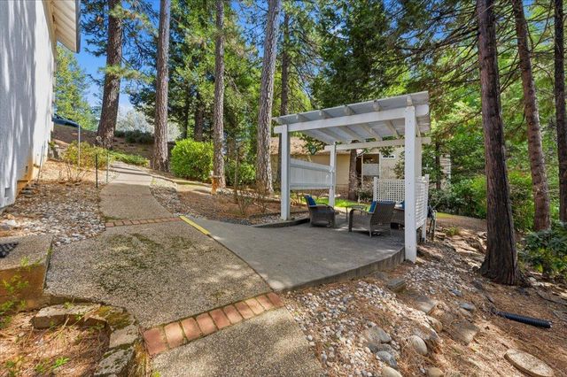 132 Picadilly Ln, Grass Valley, CA 95949