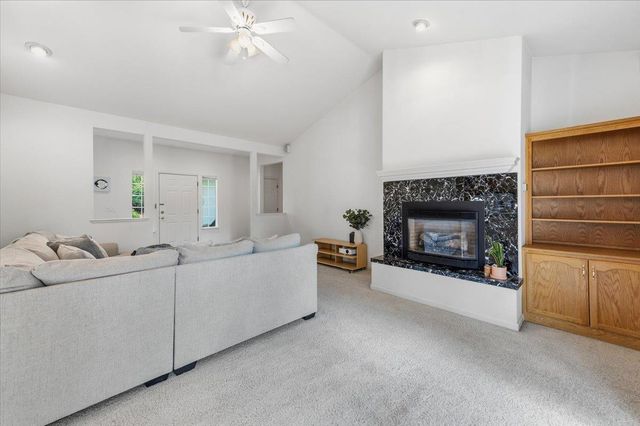 132 Picadilly Ln, Grass Valley, CA 95949