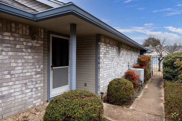 411 Fitch, Kerrville, TX 78028