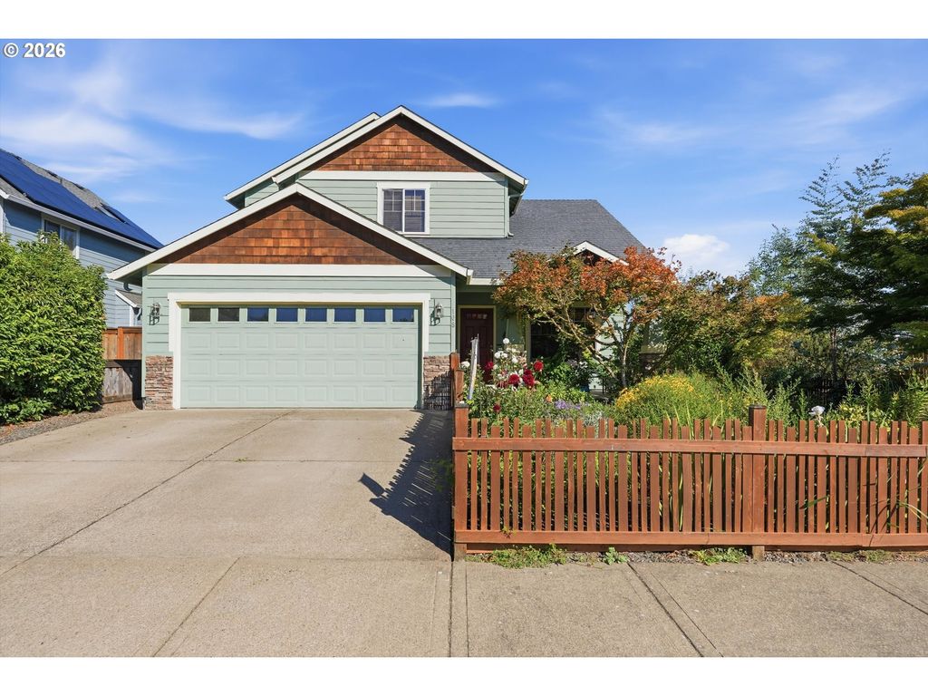 Image 1 of property listing at 108 S 5TH St, Carlton, OR 97111