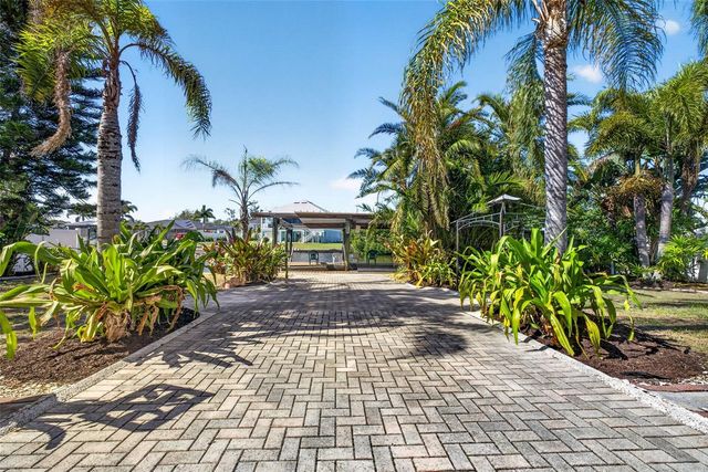 821 BLUE HERON BOULEVARD, Ruskin, FL 33570