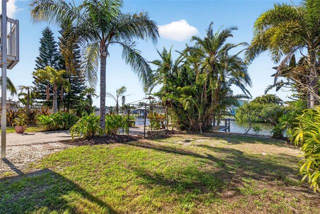 821 BLUE HERON BOULEVARD, Ruskin, FL 33570