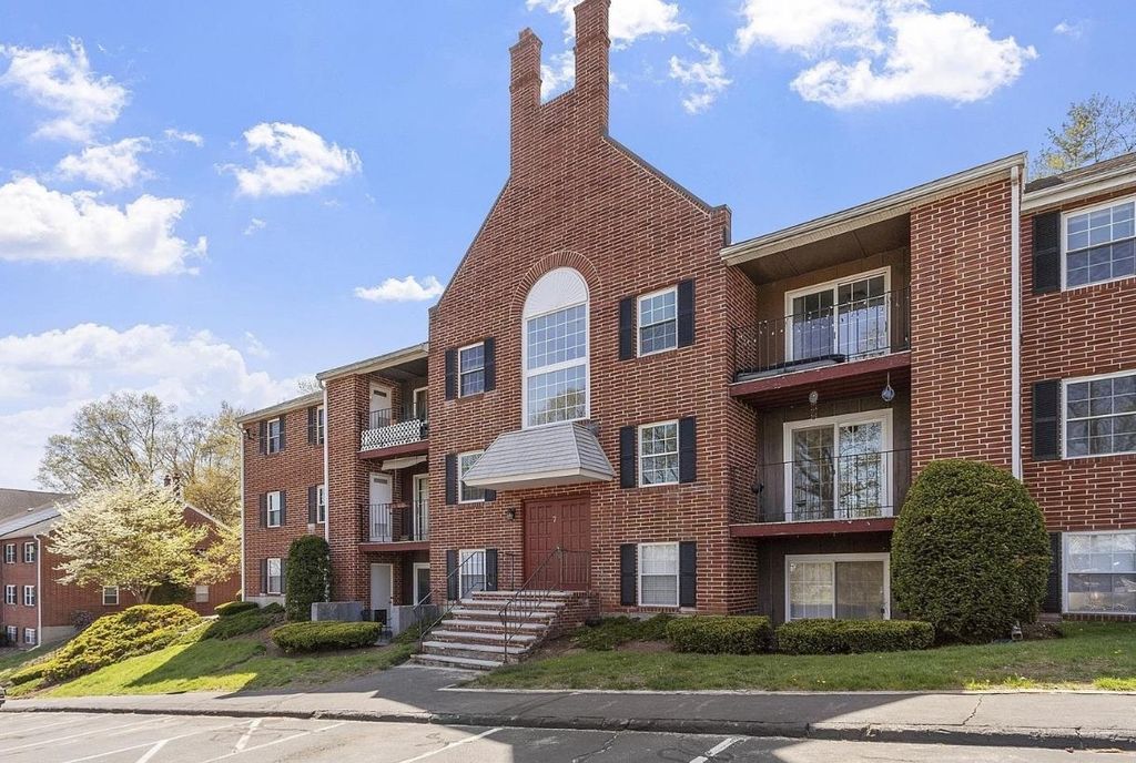 7 Louisburg Sq Apt 5, Nashua, NH 03060