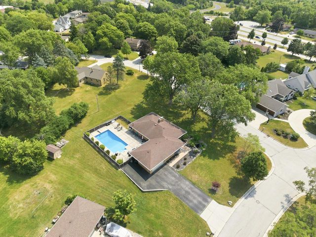 10400 W Pallottine DRIVE, Greenfield, WI 53228